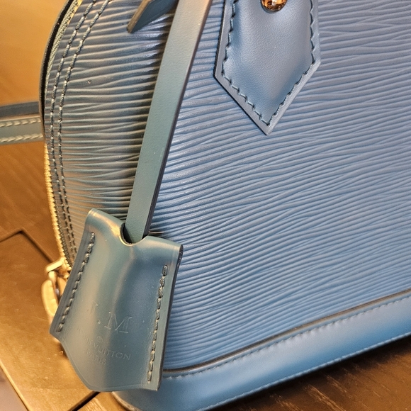 ✨ Authentic Louis Vuitton Alma BB in rare Cyan Épi leather. - Picture 15 of 16